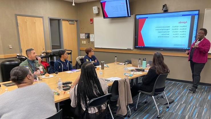 Angela Scott Ferencin, MCCC Student Support 项目 Manager, discusses the Act 101 Scholars Program during a collaboration meeting with representatives from seven area two and four-year colleges and universities. Photo by Eric Devlin.